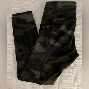 Athleta Camo Contender Leggings Womens size Small Zipper Pockets Olive Green